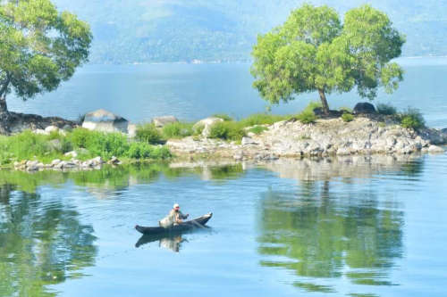 Photo of a man in a boat in Sinkarak lake