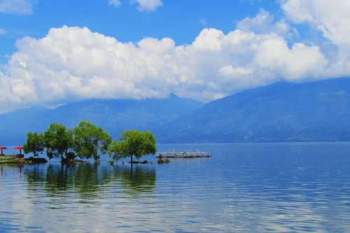 Photo of Sinkarak lake from the shore