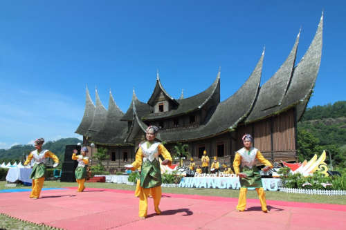 Four dancers performing outside of the King's Palace